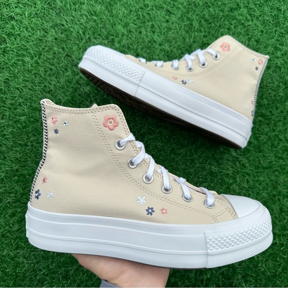 Converse Chuck Taylor All Star Lift Hi Light Dune / White /  Petite Petals - Picture 3 of 14